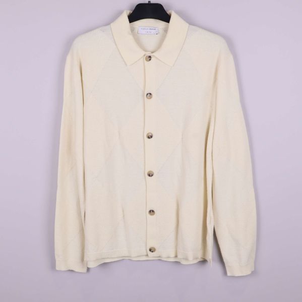 Framsida med rutstruktur och knäppning