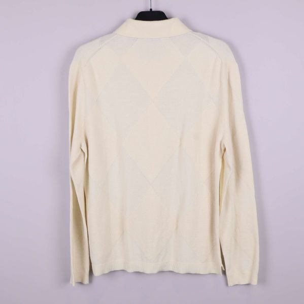 Framstycke med knappar och fåll