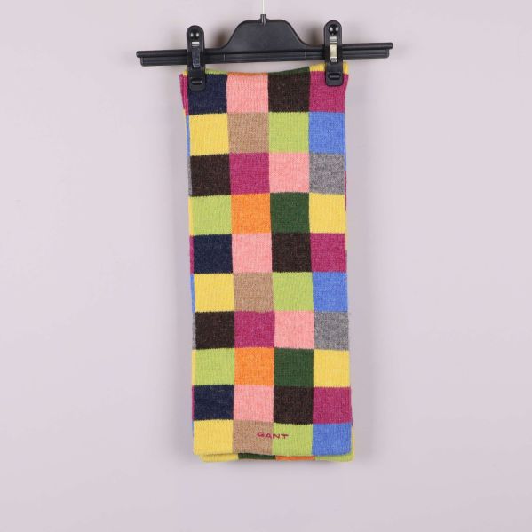 Halsduk i rektangulär form upphängd på galge