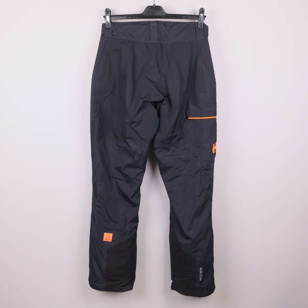 Baksida av svarta byxor med orange logga