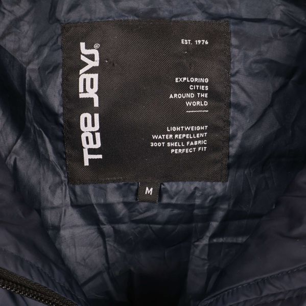 Närbild av västens innertyg och Tee Jays etikett