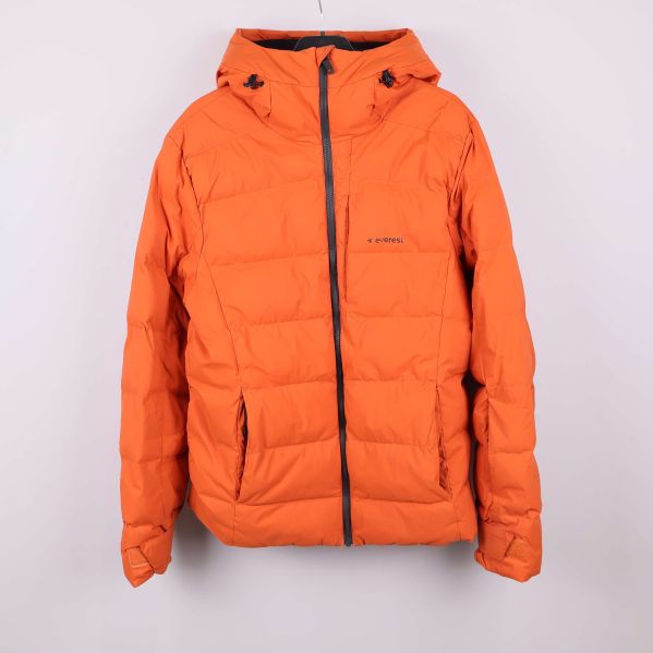 Orange vadderad jacka med huva upphängd framifrån