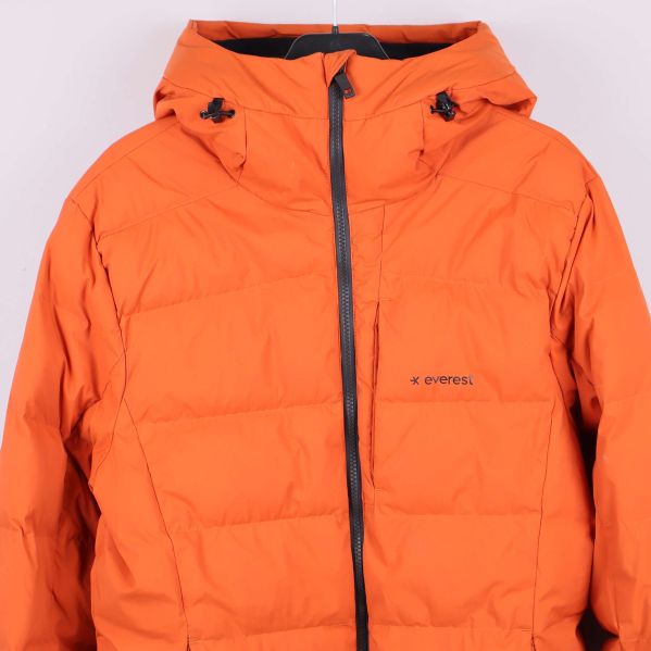 Närbild på huva och överdel av orange jacka