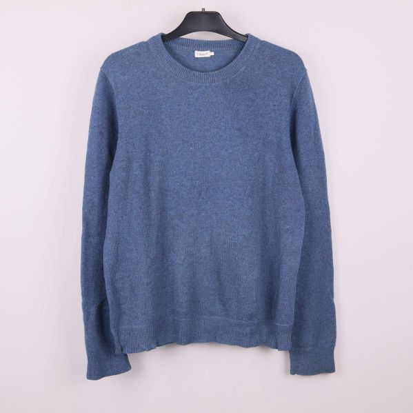 Blå stickad tröja med rund hals på galge, framsida