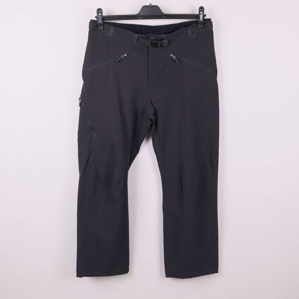 Svarta softshellbyxor framifrån med blixtlåsfickor