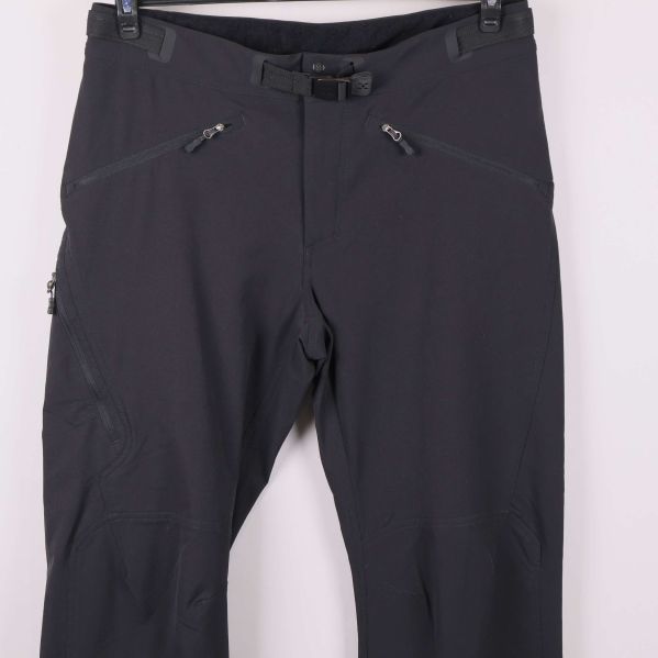 Närbild på byxa framifrån, fokus på fickor och ben