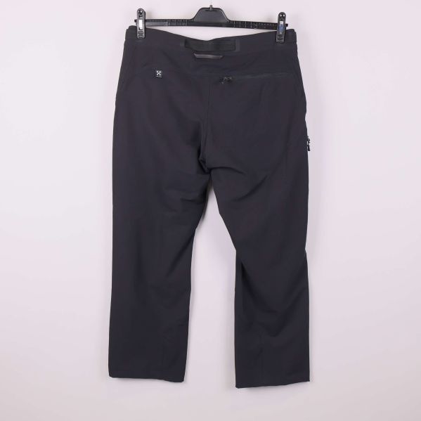 Svarta softshellbyxor bakifrån med enkel design