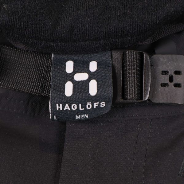 Detaljbild på Haglöfs logga och midjespänne