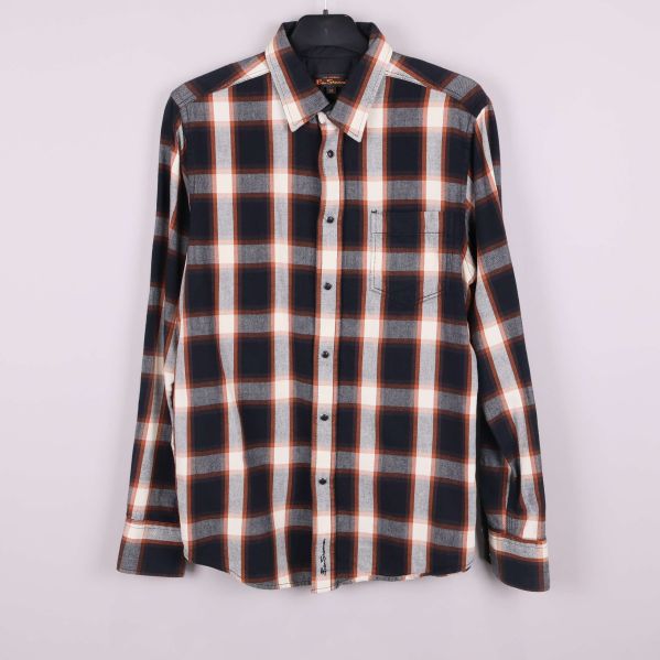 Framifrån av rutig skjorta