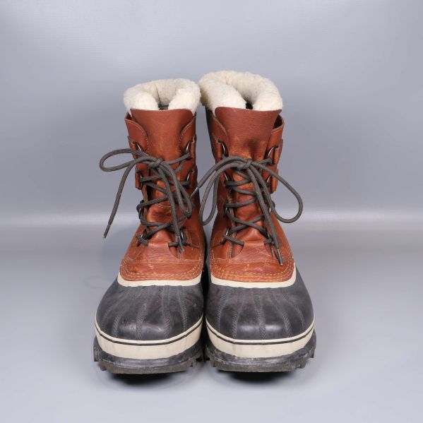 Vinterkängor med skosnören och vitt foder, fotograferade framifrån