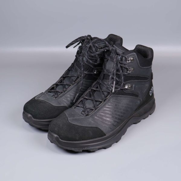 Svarta vandringskängor fotade snett framifrån