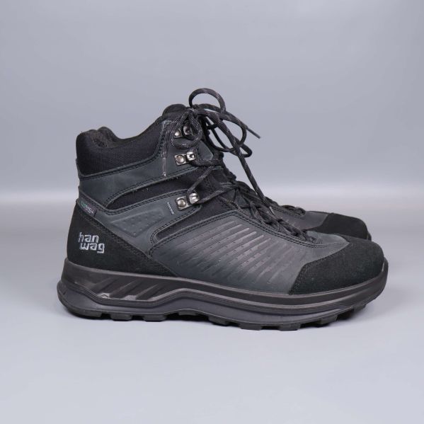 Svarta vandringskängor från sidan med märkning