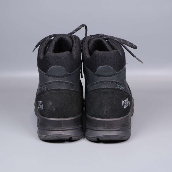 Svarta vandringskängor fotade bakifrån