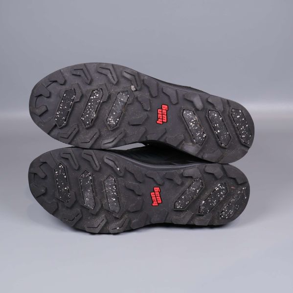 Grovt mönstrade svarta sulor med röd Hanwag-text