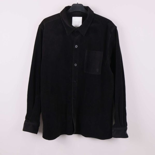 Svart manchesterskjorta på galge, frontvy