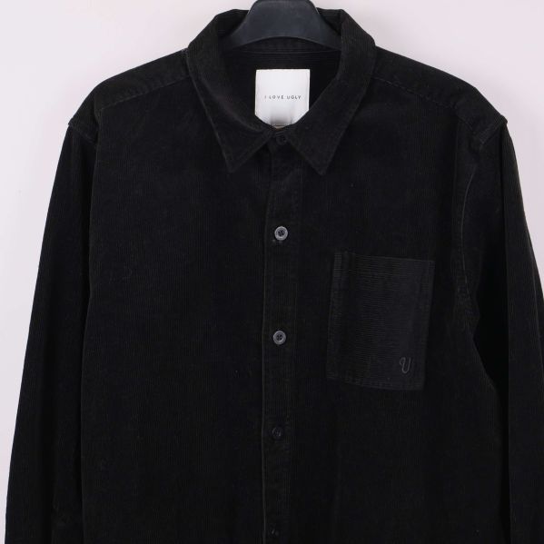 Bröstparti och ficka på svart manchesterskjorta