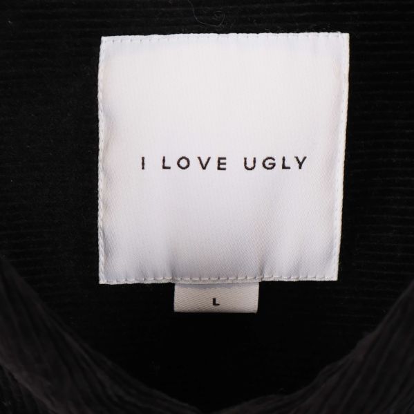 Närbild på etikett med texten I LOVE UGLY