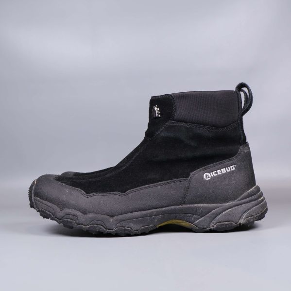 Svart Icebug vinterboot fotat från sidan