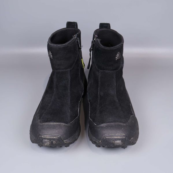 Svarta Icebug vinterboots fotade rakt framifrån