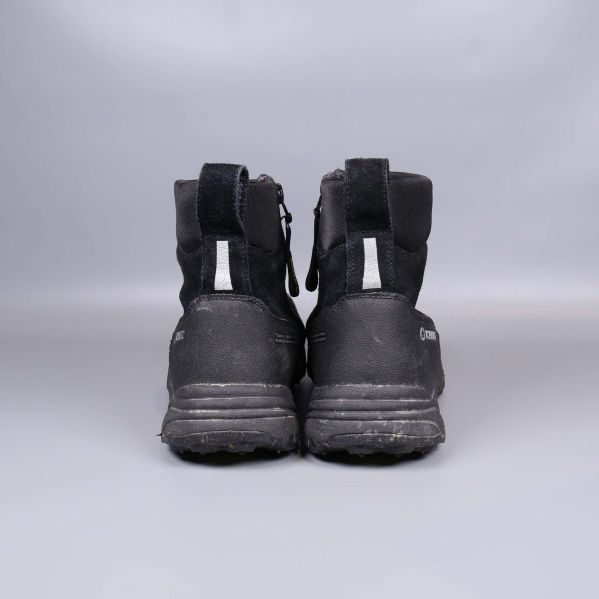 Svarta Icebug vinterboots bakifrån med reflexdetalj