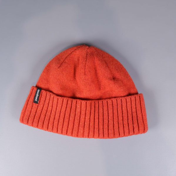 Orange mössa på grå bakgrund, ribbad uppvikt kant
