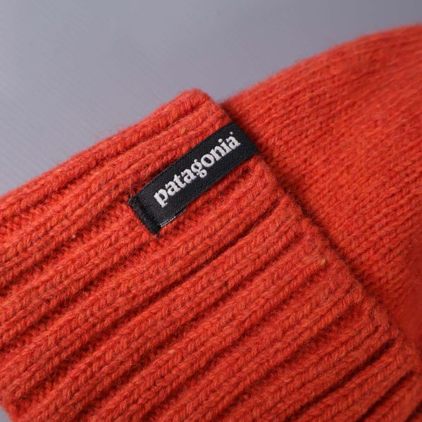 Närbild på patagonia-logga på mössans kant