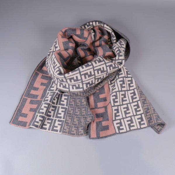 Fendi-halsduk draperad med ikoniskt motiv i pastell