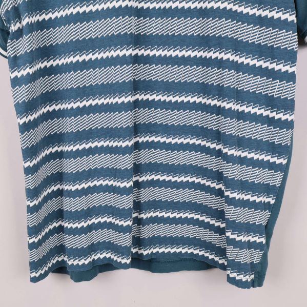 Närbild av krage och knappar