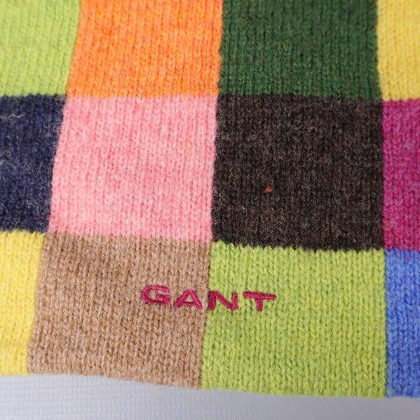 Närbild på GANT-logotyp broderad på rutigt tyg