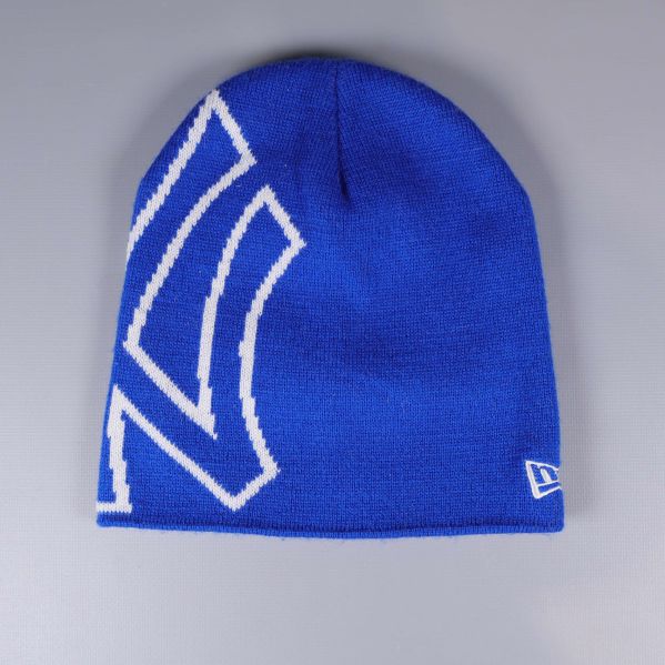 Blå mössa med vit grafisk logga framifrån