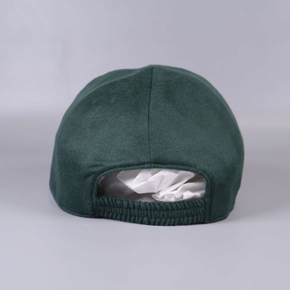 Kepsens baksida med elastiskt parti och öppning upptill