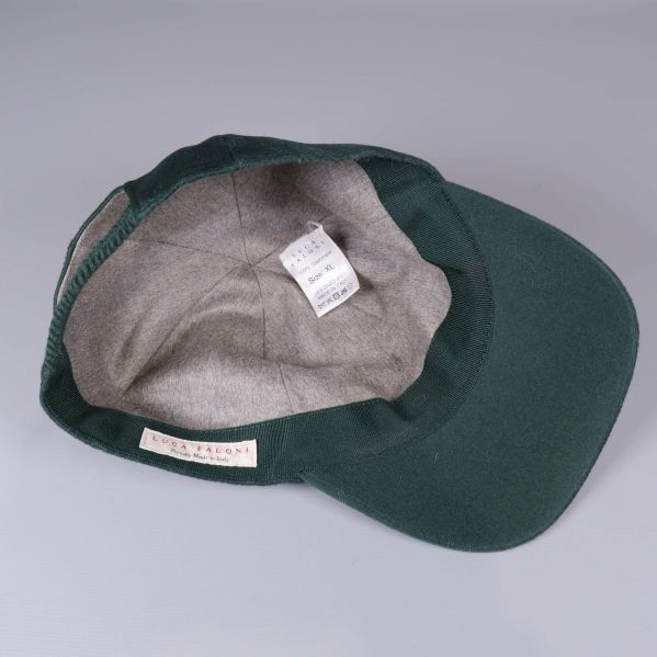 Insidan av grön keps med grått foder och etiketter