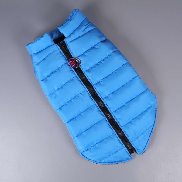 Blå vadderad hundjacka uppifrån med dragkedja