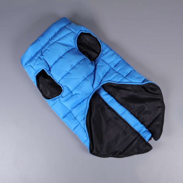 Insidan av blå vadderad hundjacka med svarta detaljer