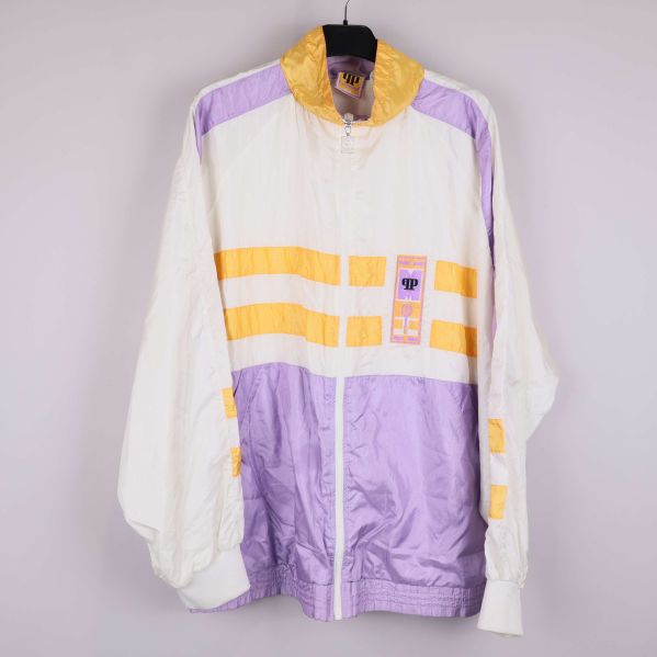 Vindjacka med vita, gula och lila färgblock hänger på galge