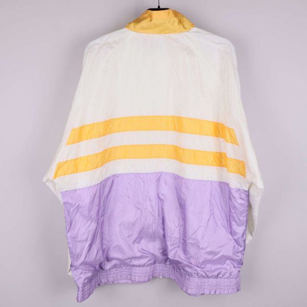 Baksidan av vindjackan med färgade block och vid passform