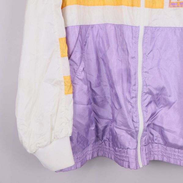 Jackans elastisk mudd och nedre lila panel visas i närbild