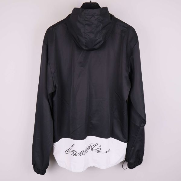 Baksidan av vindjacka med vit nederdel och Lacoste-tryck