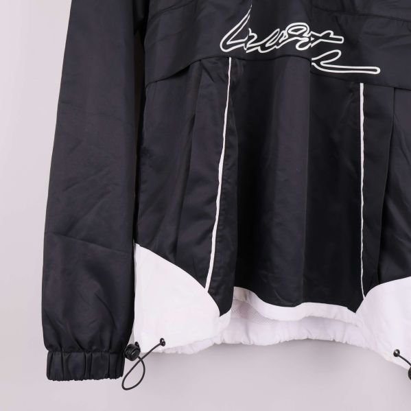 Nederdel av jackan visar dragsko och vit sektion