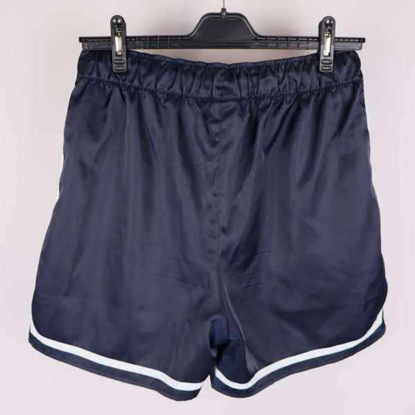 Baksida av mörkblå shorts med vit kant