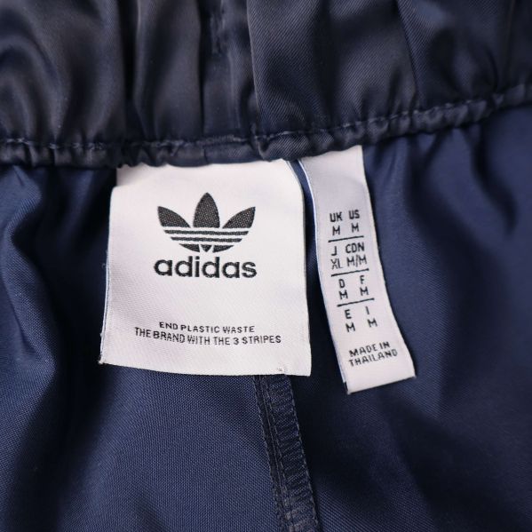 Etikett visar adidas storlekar och logotyp