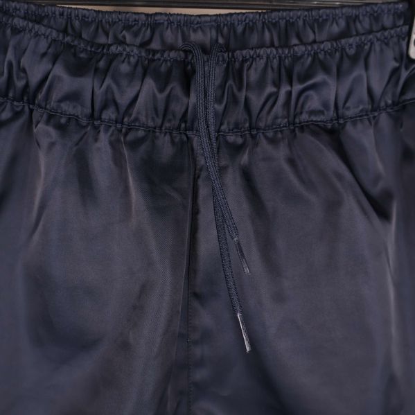 Närbild på dragsko och midja på shortsen