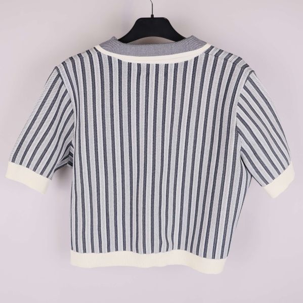 Baksidan av stickad topp med vertikala ränder