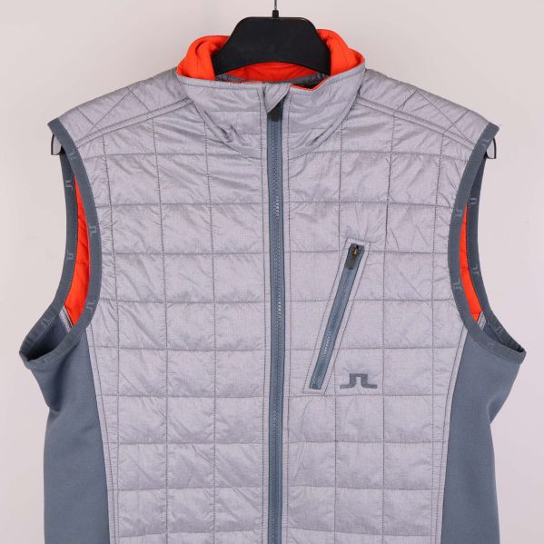 Väst framifrån med orangefärgad insida synlig i kragen