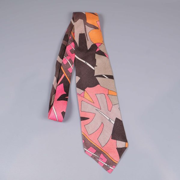 Slips i olika färger med mönster, visad snett framifrån