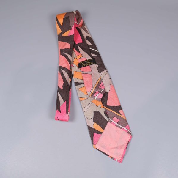 Slips med mönster visad på baksidan med etikett