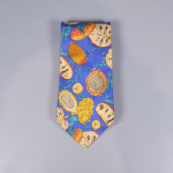 Ljusblå slips med olika frukter i närbild