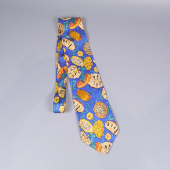 Hela slipsen med blå bakgrund och frukter