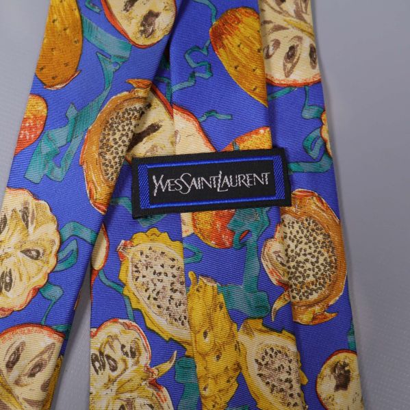 Yves Saint Laurent logotyp på slipsen