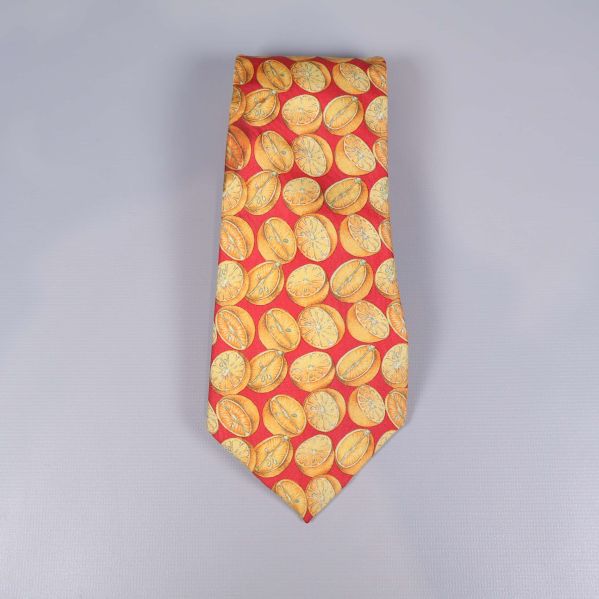 Närbild på slipsen med fruktmönster